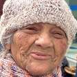 Aos 92 anos, dona Florisbela ainda coleta latinhas para sobreviver e emociona ao falar da própria realidade