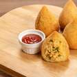 Coxinha fit de batata-doce com frango que fica crocante por fora e macia por dentro
