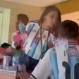 Vídeo de filhos de Messi brigando antes de estreia da Argentina na Copa viraliza