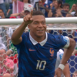 Após mais de 1 hora de jogo interrompido, Mbappé marca dois em seu 100º jogo pela França, que vence e se classifica à próxima fase da Copa