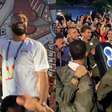 Salah e outros jogadores do Egito comemoram vitória sobre a Nova Zelândia nas ruas de Vancouver