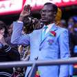 Após perder a estreia, torcedor 'estátua' da RD Congo chega à Copa e acompanhará duelo contra a Colômbia