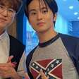Mark, ex-NCT, usa camiseta com símbolo de ódio racial e se desculpa
