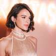 Bruna Marquezine usa look dourado de R$ 68 mil em evento de beleza; veja grife e inspire-se