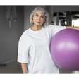 8 exercícios de Pilates com bola que proporcionam flexibilidade e mobilidade e são indicados para pessoas com mais de 70 anos