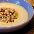 Sopa de mandioca cremosa: com farofa crocante e bacon