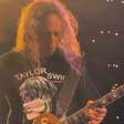 Karma? Kirk Hammett cai do palco após críticas por camisa que irritou fãs de Taylor Swift