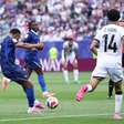 Mbappé deita e rola e a França atropela o Iraque em "jogo de 4 horas"