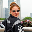 Camisa de tricô do 'Brasil', jaqueta college da Adidas e óculos da Prada de mais de R$ 3,5 mil: um raio-X de Paolla Oliveira em looks estilosos de viagem na China
