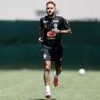 Neymar dá pique em treino de marcação e arranca aplausos de companheiros