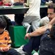 Everton Ribeiro entra na febre da Copa e leva filhos para trocar figurinhas em shopping do Rio
