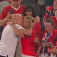 Beijo na arquibancada: Solbakken celebra vitória da Noruega contra Senegal