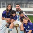 'Nós já temos tudo o que precisamos porque temos você': Messi faz aniversário de 39 anos e a esposa, Antonela Rocuzzo, abre álbum de fotos íntimas e revela lado coruja do jogador como pai