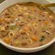 Sopa de feijão cremosa com legumes: jantar fácil