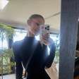 Ariana Grande tira sarro de si mesma ao postar foto do peito acidentalmente
