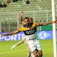Zagueiro faz golaço de letra e dá vitória ao Criciúma, que cola no G2 da Série B
