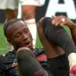 Koné se reencontra com jogador do Catar após grave fratura na perna