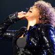 Oprah Winfrey compra briga com família de Whitney Houston ao expor história com drogas