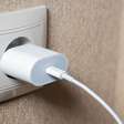 Carregador na tomada sem celular gasta energia? Entenda o que é o consumo fantasma