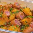 Linguiça com batata bem douradinha, saborosa e temperada no forno, perfeita para um dia corrido