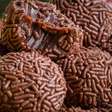 Brigadeiro de festa tradicional e macio, feito com aquele ponto perfeito que todo mundo ama