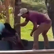 Mulher em situação de rua é hospitalizada após ser agredida por empresário em Goiás