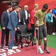 Jogador que quebrou a perna, Koné aparece no estádio e é ovacionado pela torcida no jogo entre Canadá e Suíça