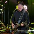 Neil Young lança filme-concerto inédito e de graça; saiba como assistir