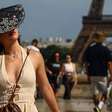 Sufocada por calor extremo, Paris proíbe consumo de álcool