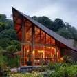 Uma folha seca inspirou esta casa de madeira integrada à natureza