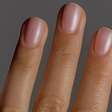 A manicure simples e sofisticada com unhas peroladas 2026 escolhida pelas convidadas e noivas em casamentos