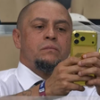 Roberto Carlos é flagrado com Iphone de ouro no jogo do Brasil