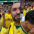 Gil do Vigor e sobrinho se emocionam ao cantar hino nacional em jogo do Brasil