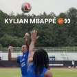 Mbappé mostra habilidade no basquete e faz cesta adaptada em treino da França; assista