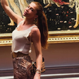 De tons terrosos a blusas básicas: veja 4 looks da mala de viagem da Grazi Massafera