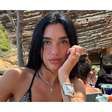 O refúgio espanhol de Dua Lipa (30 anos) é uma pequena vila nas Ilhas Baleares: 'As pessoas aqui na Espanha têm muita luz'