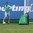 Vitor Roque, do Palmeiras, segue cronograma de recuperação e faz atividade com bola