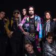 Johnny Hooker homenageia vítimas da epidemia de HIV/Aids no single '2 Punks Neon'