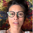 Apresentadora mostra falhas no cabelo e comove fãs ao relatar doença autoimune