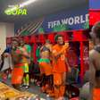 Jogadores da Costa do Marfim fazem festa no vestiário após classificação inédita ao mata-mata