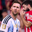 Quase ninguém lembra, mas Messi perdeu a cabeça, socou um rival em campo e recebeu a primeira expulsão da carreira pelo Barcelona há 5 anos