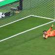 Imprensa mundial critica Muslera após falha em queda do Uruguai