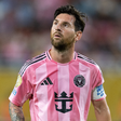 Sinto muito, New Balance, mas os novos tênis da Nike cor 'Pantera Cor-de-Rosa' farão você 'farmar aura' com a Geração Alfa por lembrarem as chuteiras dos jogadores da Copa