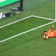 "Nunca sofri tanto": Muslera fala após falhas que eliminaram o Uruguai