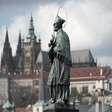 Conheça a estátua de São João Nepomuceno, a mais antiga e famosa da Ponte Carlos em Praga