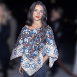 A Adidas adota o estilo boêmio e lança um modelo Samba com estampa dos anos 70 que a Zara adoraria ter