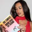 Dua Lipa abre biblioteca com mais de 100 livros censurados; autora brasileira é escolhida