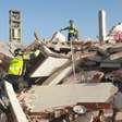 Bombeiros italianos escavam escombros em busca de vítimas de terremoto em La Guaira