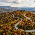 Cortando as montanhas dos Apalaches por 755 km de extensão, a estrada cênica americana é famosa mundialmente por suas belas vistas florestais