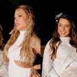 Casamento de Lauana Prado e Tati Dias: grávida de 8 meses, cantora destaca barrigão em vestido de renda com transparência; veja fotos de cerimônia intimista na praia!